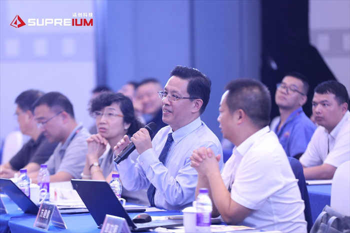 9位行業(yè)資深專家蒞臨決賽現(xiàn)場(chǎng),聆聽(tīng)12組優(yōu)秀的設(shè)計(jì)團(tuán)隊(duì)的作品講解和答辯