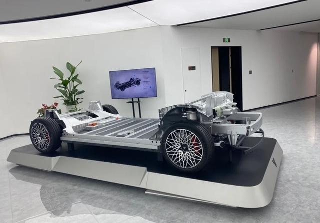 實現(xiàn)B級車及更大尺寸車型的整個車身底盤的一體化壓鑄成型 實現(xiàn)B級車及更大尺寸車型的整個車身底盤的一體化壓鑄成型